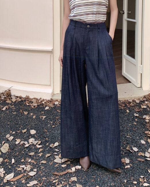 MELANI PLEATED WIDE LEG TROUSERS IN NAVY
